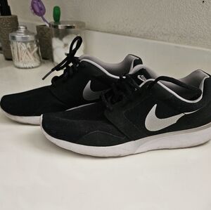 Nike women's black used sneaker comfort footsole size 9